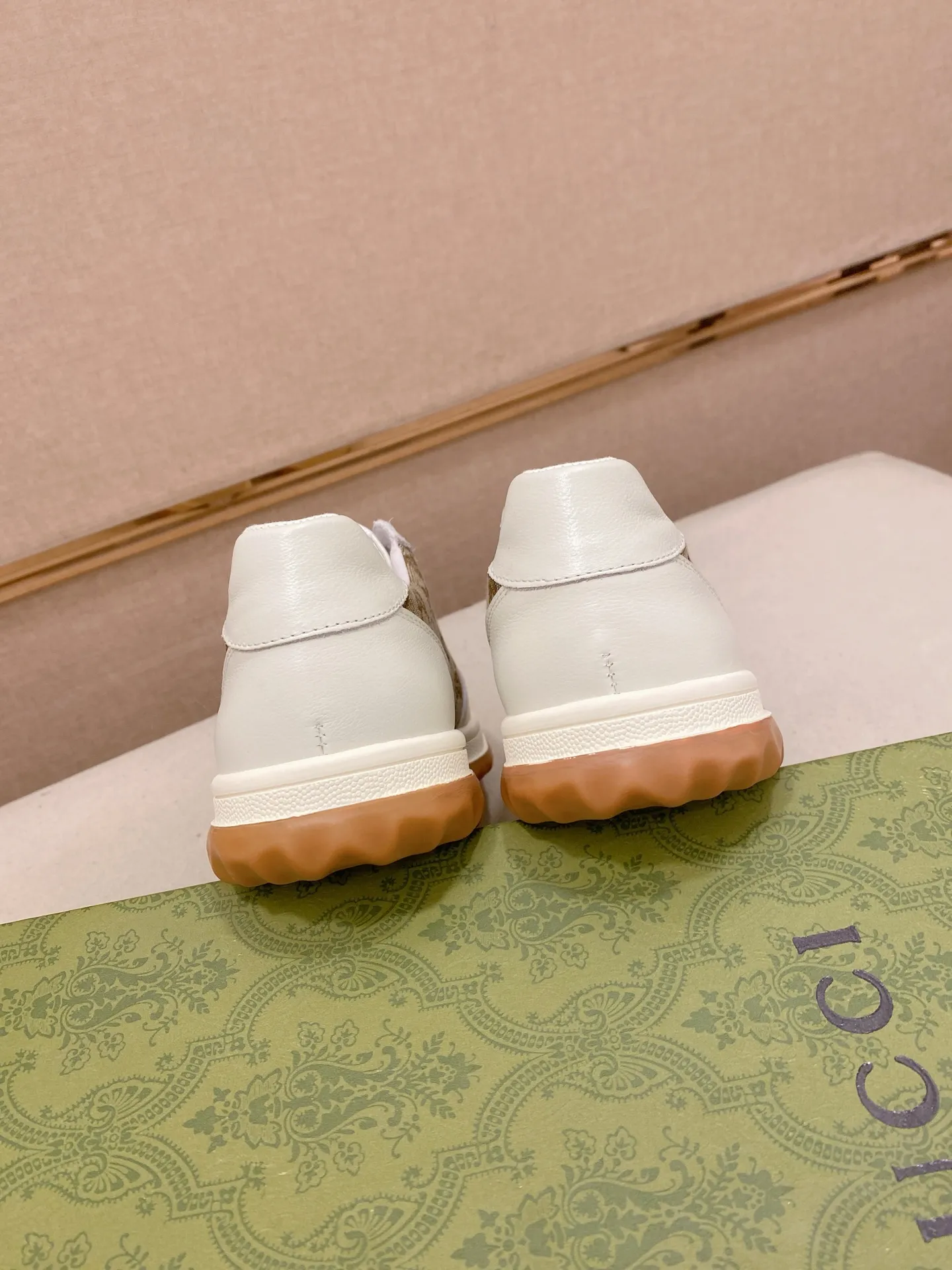 Men's shoes 💰 420 💰 High-quality new GUCCI counters are launched simultaneously. The new men's shoes, 😘fabrics are selected from imported cowhide, and the lining is sheepskin lining. 👍🏿 High-end ☄️ air-cushion molded anti-slip rubber outsole, exquisite lines, simple and elegant, comfortable and high-end for leisure travel. Code number: 38 to 44 (45 can be customized and cannot be returned or exchanged)